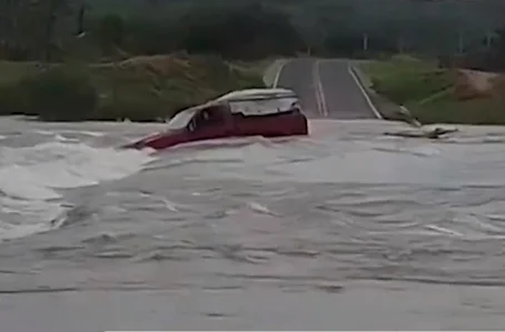 Carro foi arrastado pelas águas da barragem