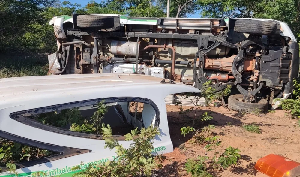 Carro funerário envolvido no acidente na madrugada desta segunda-feira (05) em Inhuma