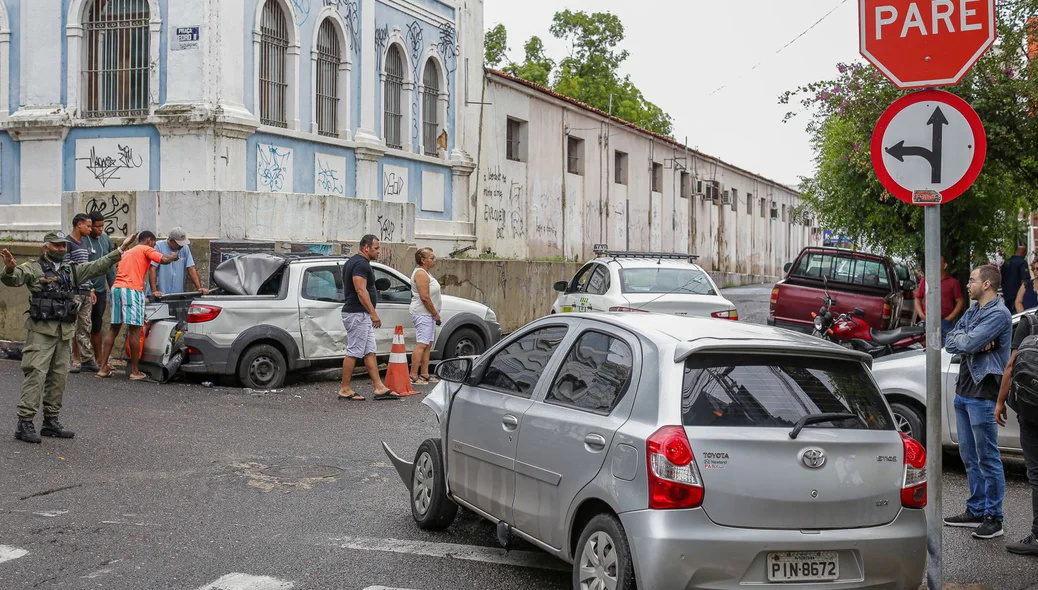 Carros colidem no Centro de Teresina