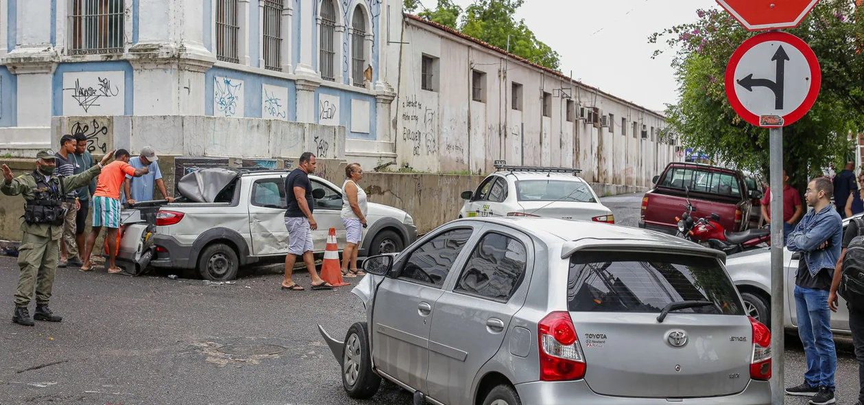 Carros colidem no Centro de Teresina