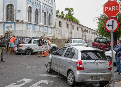 Carros colidem no Centro de Teresina