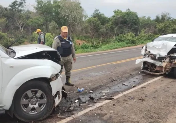 Colisão entre caminhonete e carro deixa idosa morta e oito feridos na PI 130