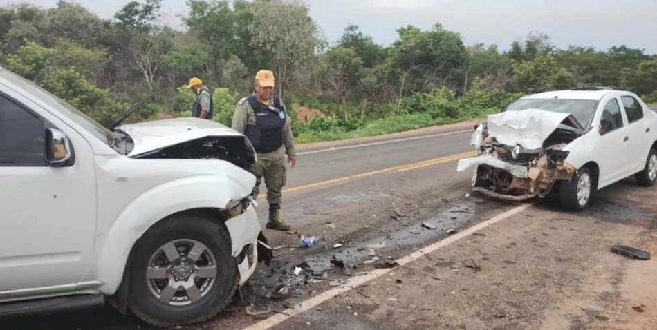 Colisão entre caminhonete e carro deixa idosa morta e oito feridos na PI 130