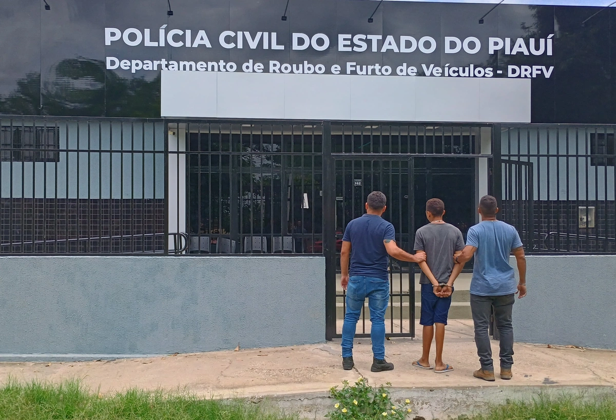 Condução do acusado para a seda do  Departamento de Roubo e Furto de Veículo