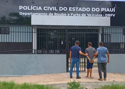 Condução do acusado para a seda do  Departamento de Roubo e Furto de Veículo