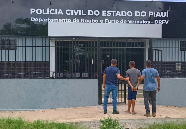Condução do acusado para a seda do  Departamento de Roubo e Furto de Veículo