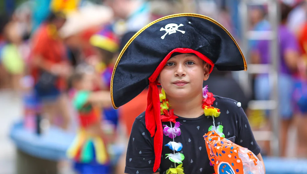 Criança fantasiada de pirata