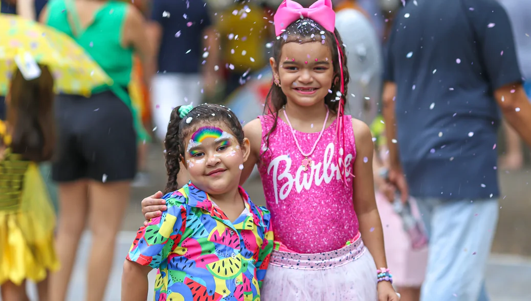 Crianças brincando no bloco de carnaval