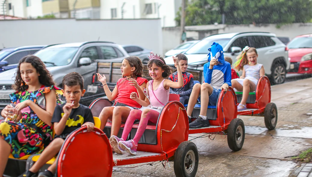 Crianças se divertindo no trenzinho