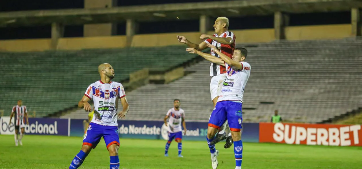 Crislam em jogada aérea