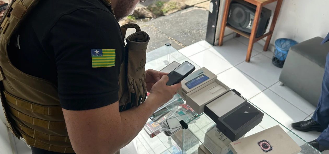 Delegado Filipe Bonavides verificando o número do IMEI do celular