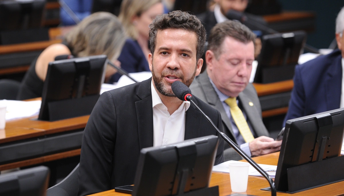 Deputado André Janones