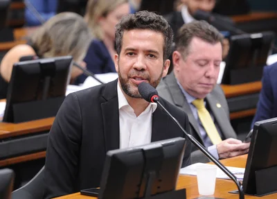 Deputado André Janones