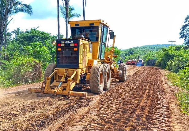 DER realiza serviços de pavimentação em rodovias do Piauí