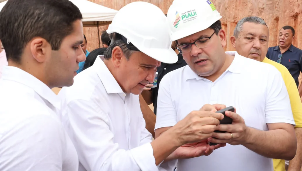 Diretor Geral do DER-PI, Leonardo Sobral junto no local das obras