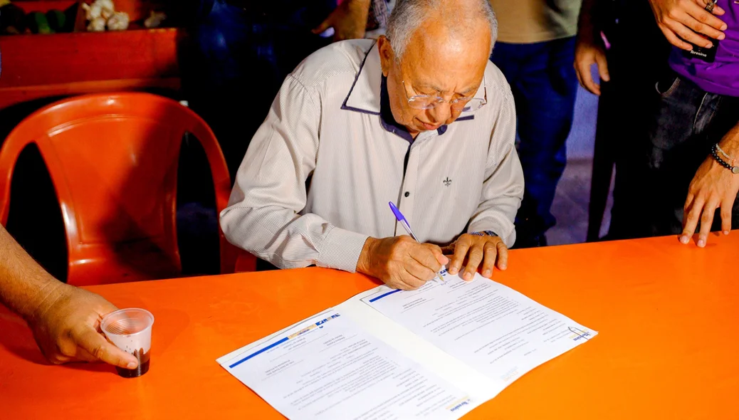 Dr. Pessoa assina ordem de serviço