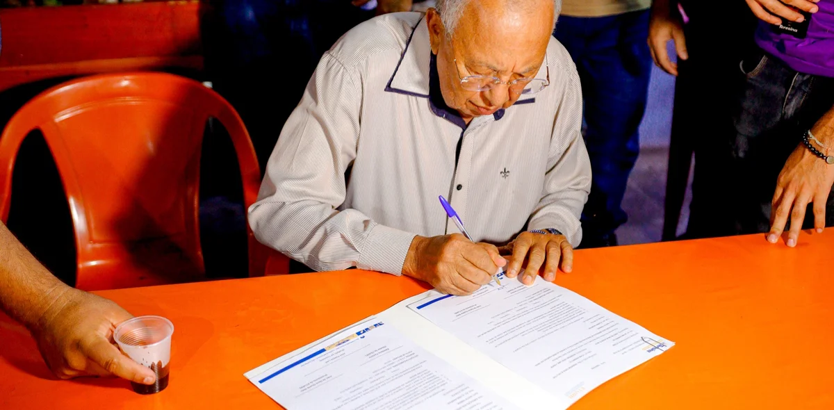 Dr. Pessoa assina ordem de serviço