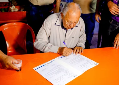 Dr. Pessoa assina ordem de serviço