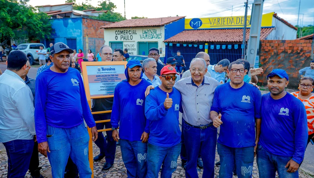 Dr. Pessoa com os trabalhadores da obra