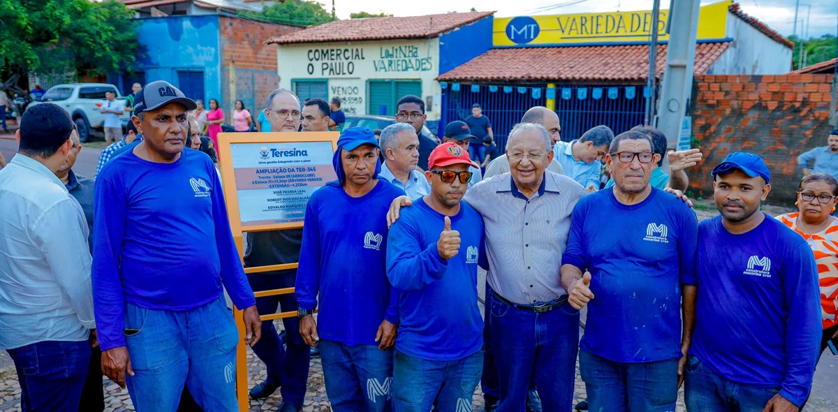 Dr. Pessoa com os trabalhadores da obra