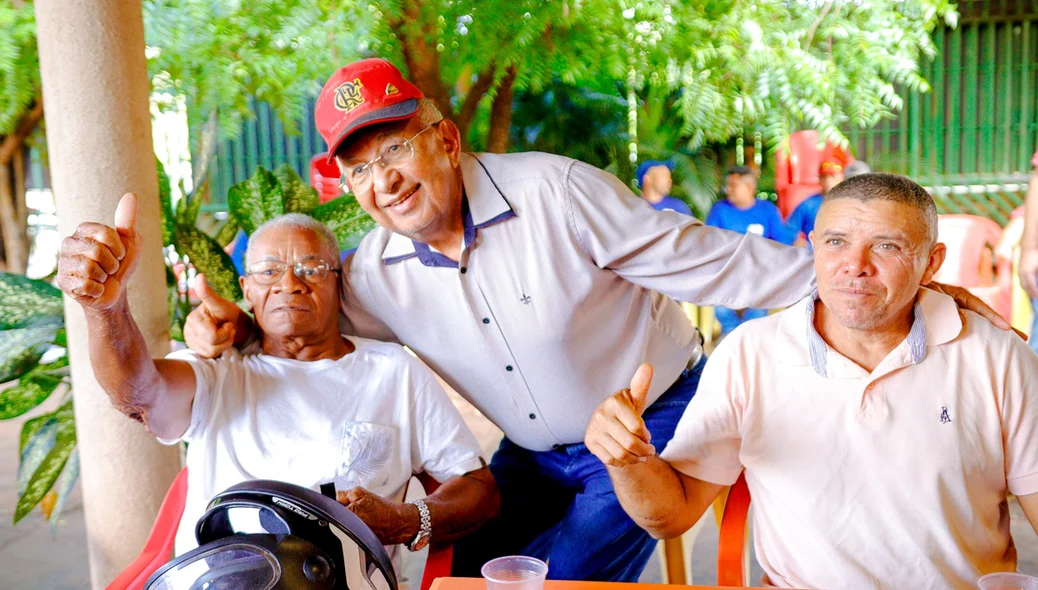 Dr. Pessoa interagindo com a população do bairro