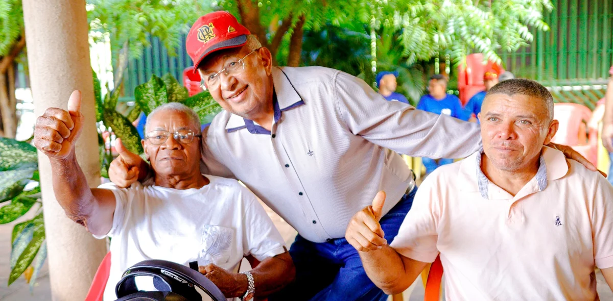 Dr. Pessoa interagindo com a população do bairro