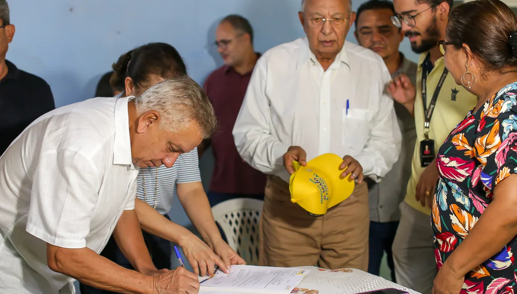 Edmilson Ferreira assinando a ordem de serviço