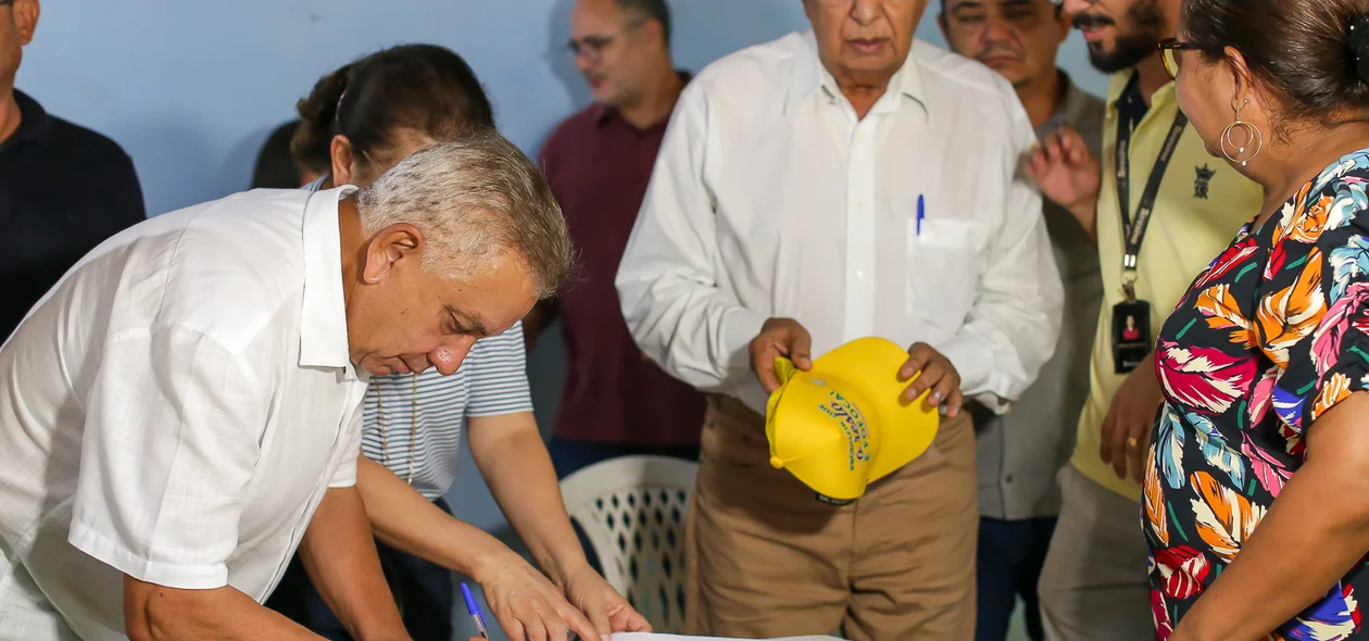 Edmilson Ferreira assinando a ordem de serviço