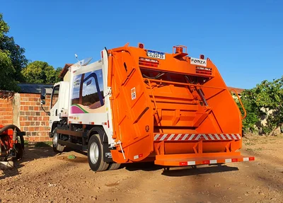 Entrega de um novo caminhão de lixo