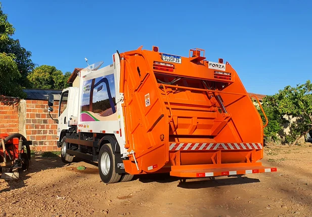 Entrega de um novo caminhão de lixo