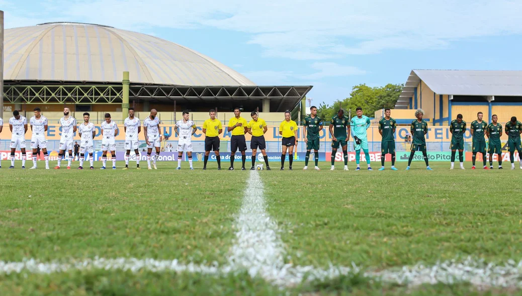 Equipes perfiladas ao lado da arbitragem