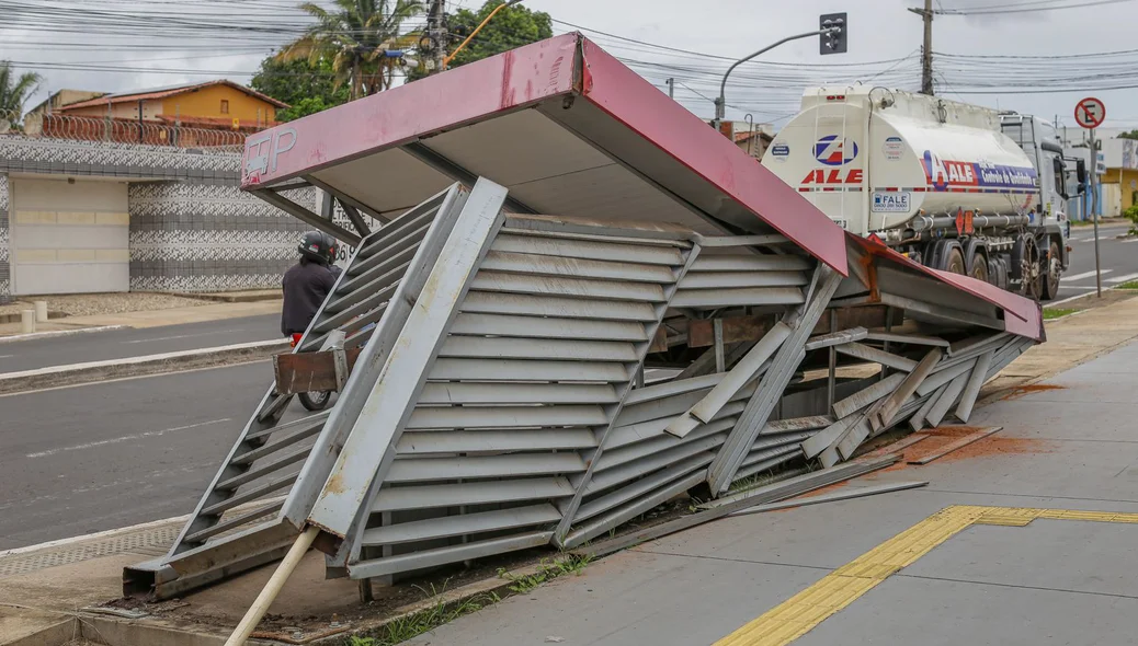 Estrutura foi ao chão