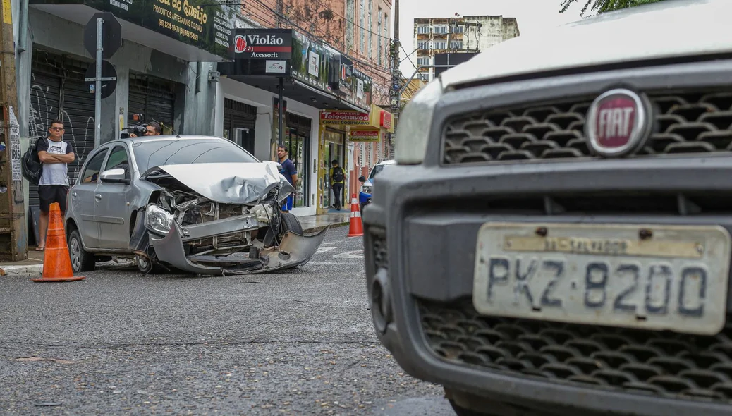 Etios ficou com a dianteira destruída