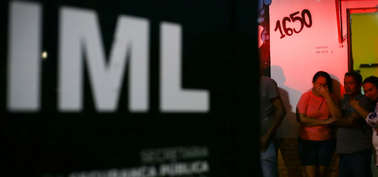 Familiares da vítima chorando enquanto IML remove corpo de vítima
