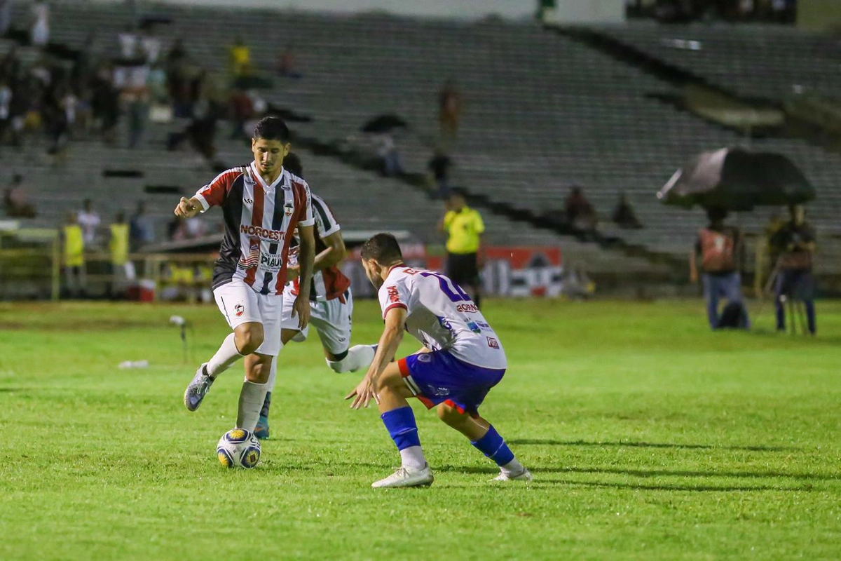 Felipe Pará buscando jogada para o River