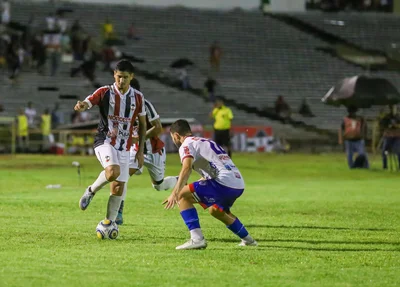 Felipe Pará buscando jogada para o River