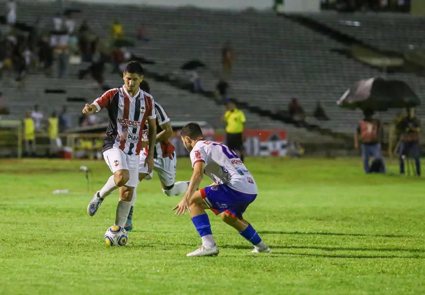 Felipe Pará buscando jogada para o River
