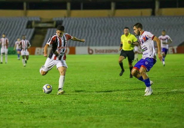 Felipe Pará, meia do River, finalizando para o gol