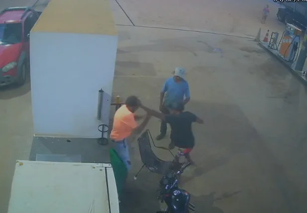 Flagrante da tentativa de homicídio em um posto de combustíveis em Curimatá