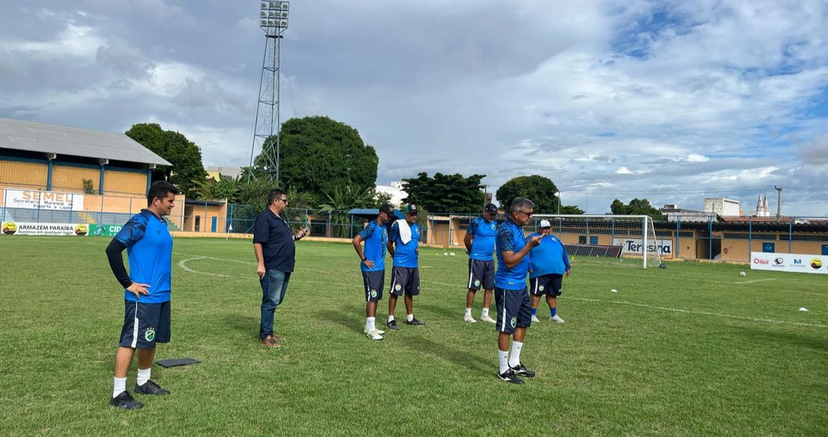 Flávio Araújo e comissão técnica do Altos