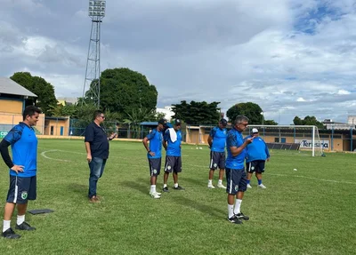Flávio Araújo e comissão técnica do Altos