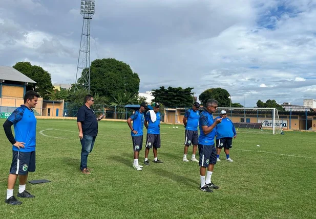 Flávio Araújo e comissão técnica do Altos