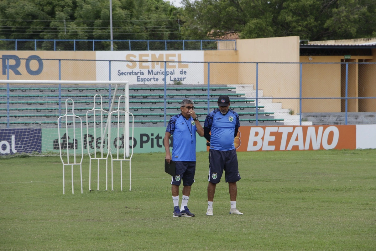 Flávio Araújo e o preparador de goleiros do Altos