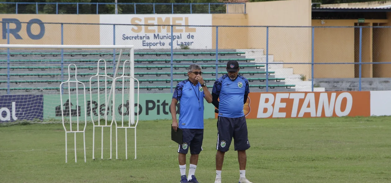 Flávio Araújo e o preparador de goleiros do Altos