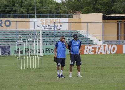 Flávio Araújo e o preparador de goleiros do Altos