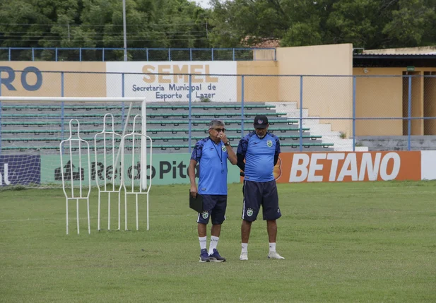 Flávio Araújo e o preparador de goleiros do Altos