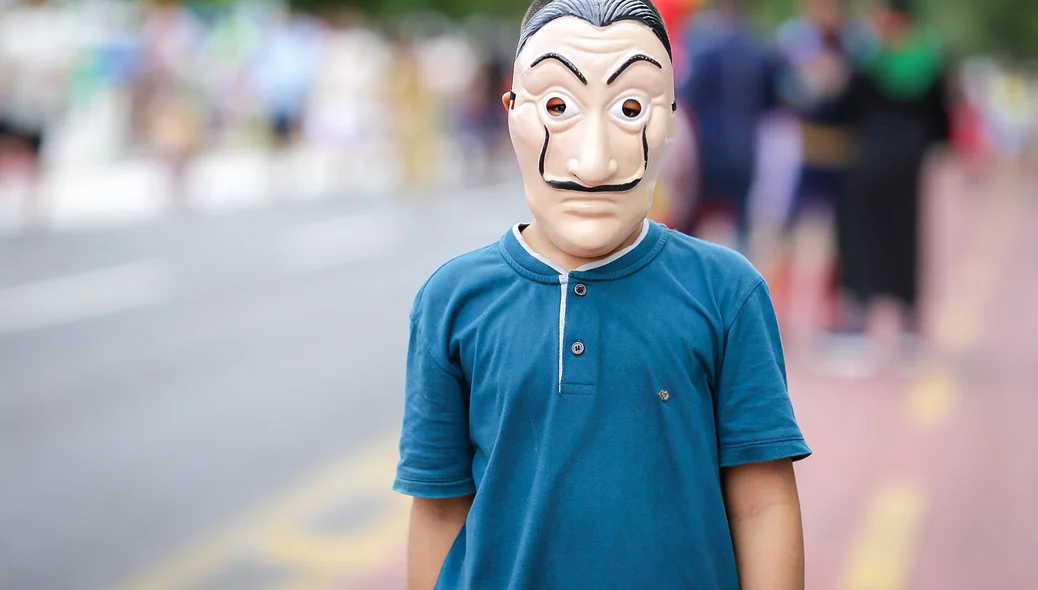 Folião fantasiado com a máscara de La Casa de Papel