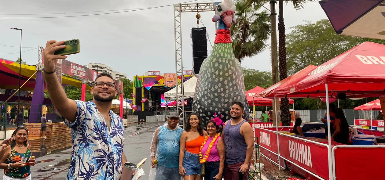 Foliões chegando no Carnaval de Teresina