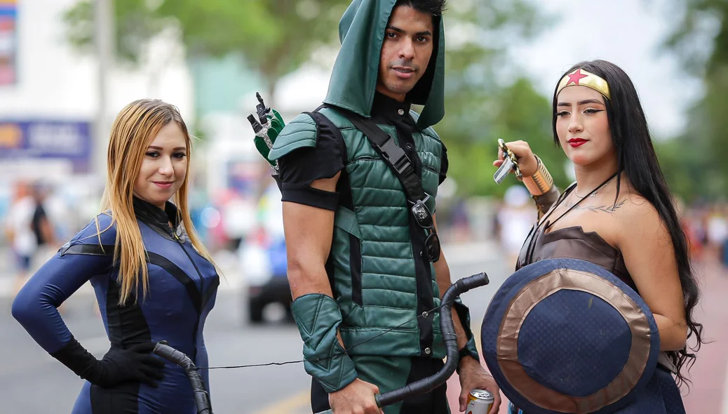Foliões fantasiados no Corso de Teresina 2024