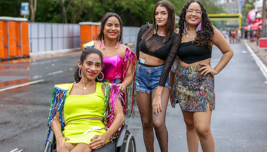 Foliões se divertindo no carnaval em Teresina